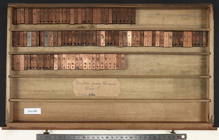 Tiroir de matrices : double grasse corps 6 , romain