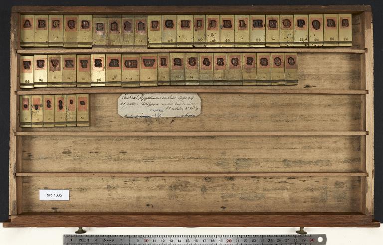 Tiroir de matrices : égyptienne ombrée corps 24 , initiale