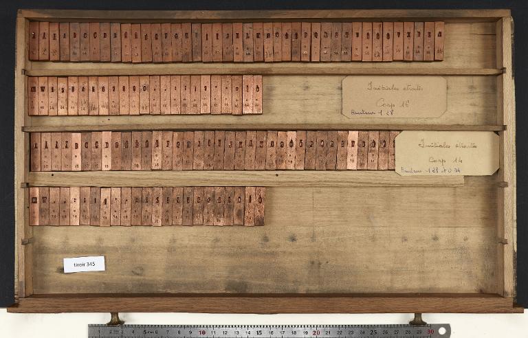 Tiroir de matrices : étroite , initiale