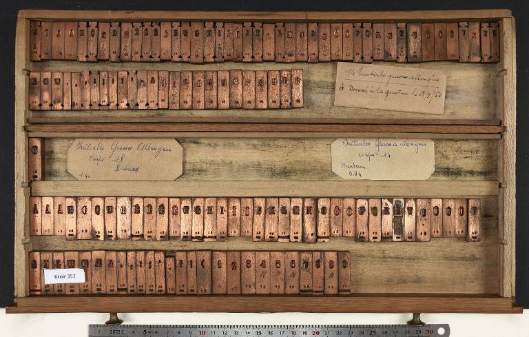 Tiroir de matrices : grasse allongée , initiale