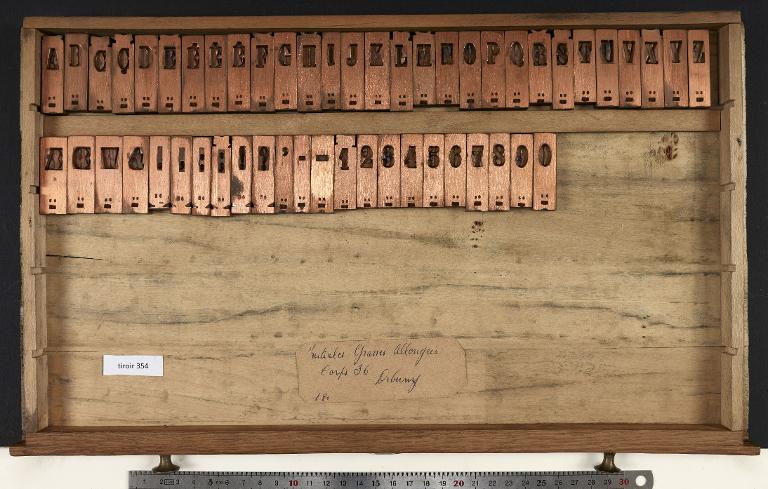 Tiroir de matrices : grasse allongée corps 36 , initiale