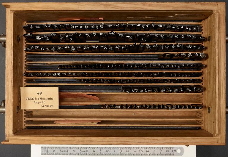Boîte de poinçons typographiques : Grecs du Roi corps 20