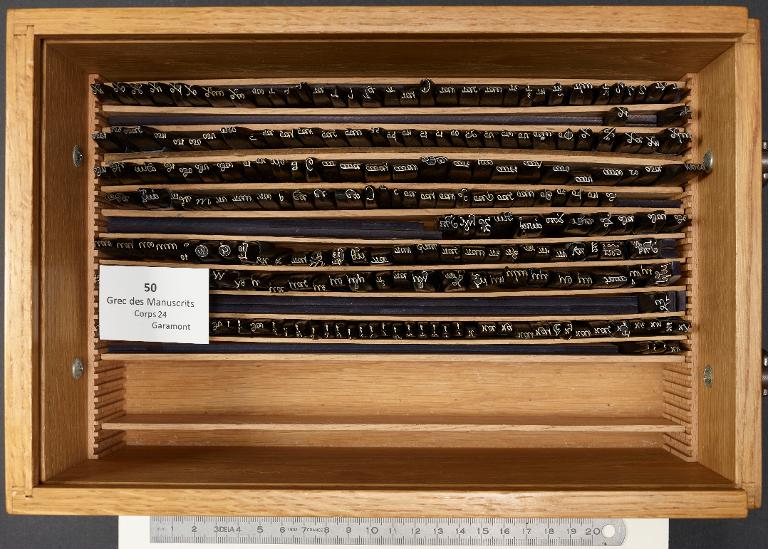 Boîtes de poinçons typographiques : grec corps 24