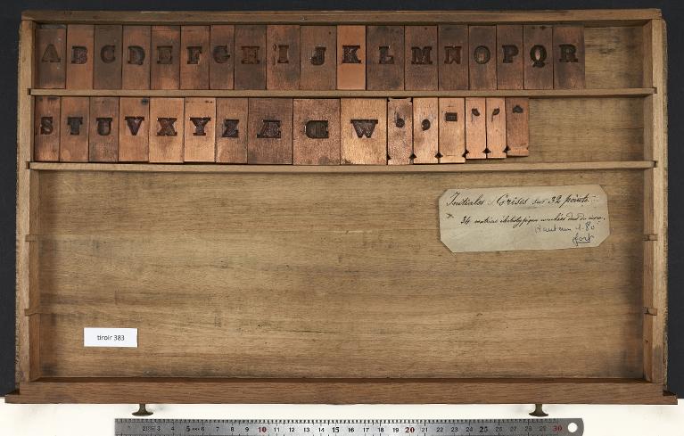 Tiroir de matrices : initiale grise corps 32