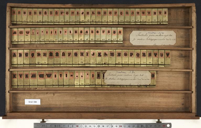 Tiroir de matrices : initiale grise ombrée