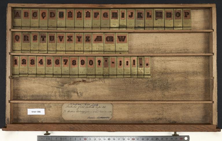 Tiroir de matrices : initiale grise ombrée corps 36