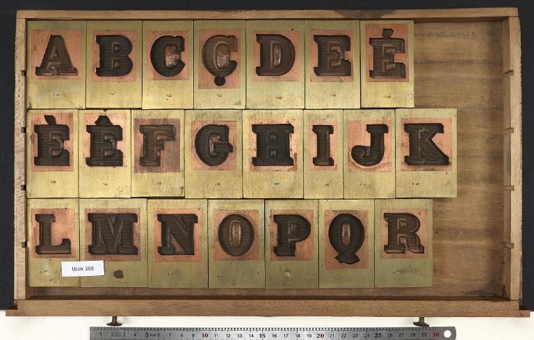 Tiroir de matrices : initiale grise ombrée corps 120