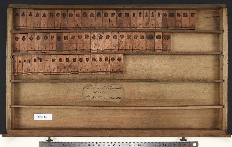 Tiroir de matrices : ornée corps 20 , initiale