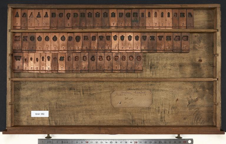 Tiroir de matrices : ornée corps 24 , initiale