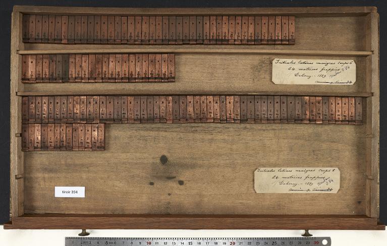Tiroir de matrices : latine maigre frappée , initiale