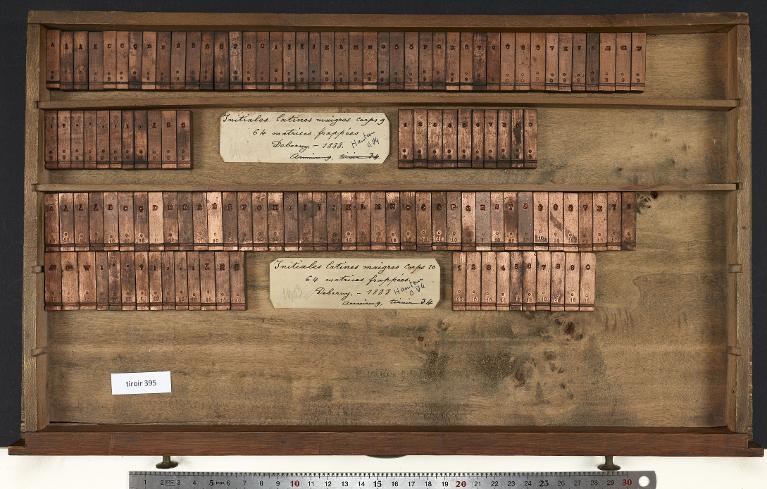 Tiroir de matrices : latine maigre frappée , initiale