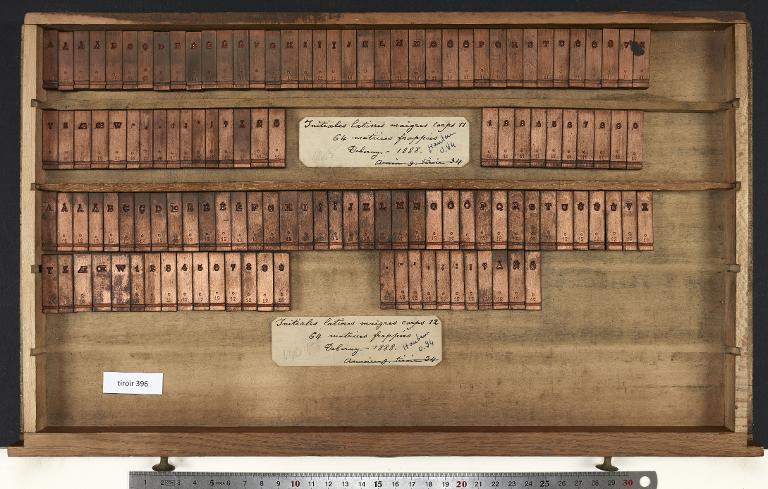 Tiroir de matrices : latine maigre frappée , initiale