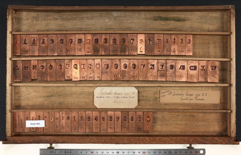 Tiroir de matrices : large corps 24 , initiale