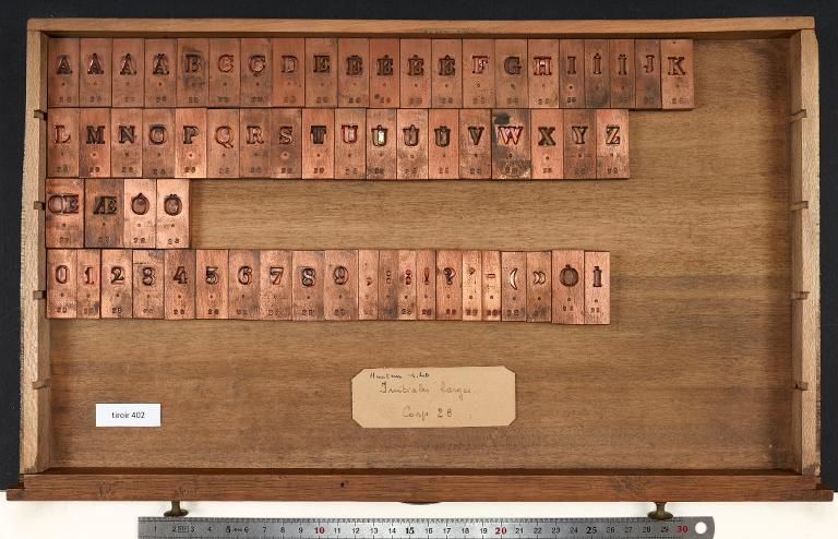 Tiroir de matrices : large corps 28 , initiale
