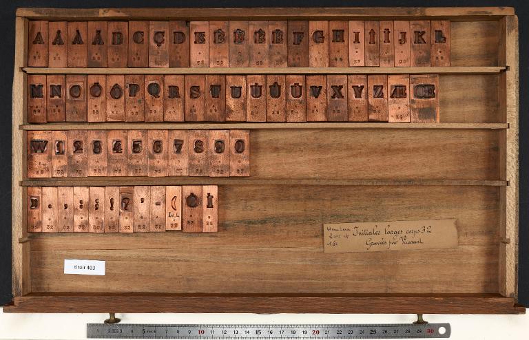 Tiroir de matrices : large corps 32 , initiale