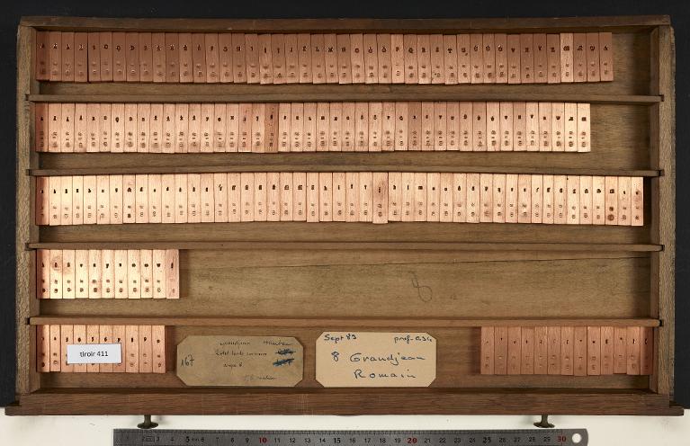Tiroir de matrices : Grandjean corps 8 , romain