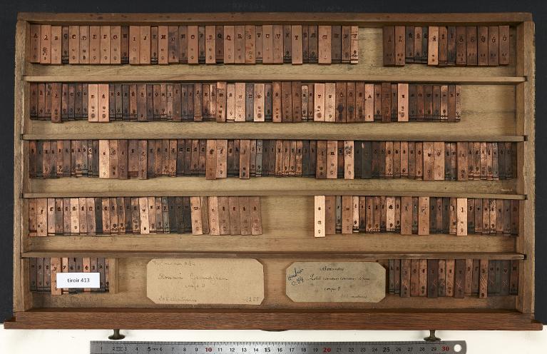 Tiroir de matrices : Grandjean corps 9 , romain