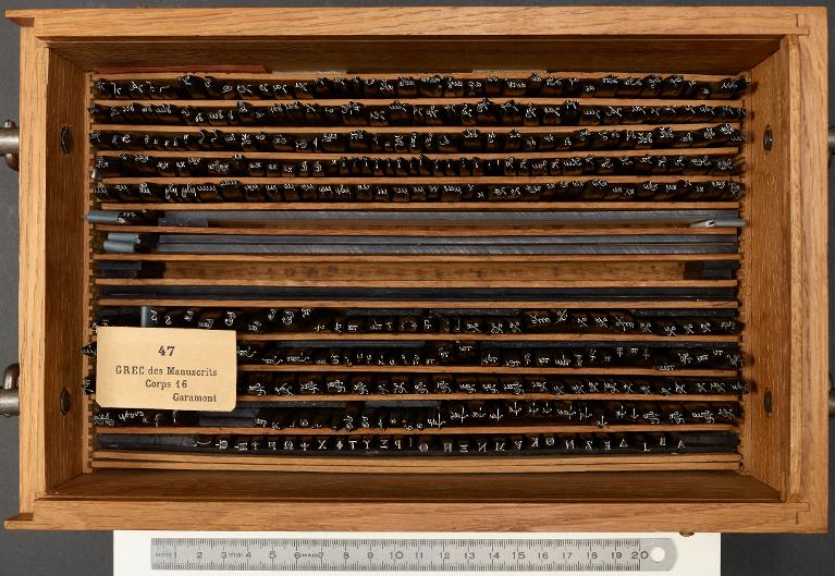 Boîte de poinçons typographiques : Grecs du Roi corps 16