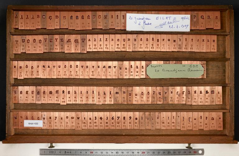 Tiroir de matrices : Grandjean corps 20 , romain
