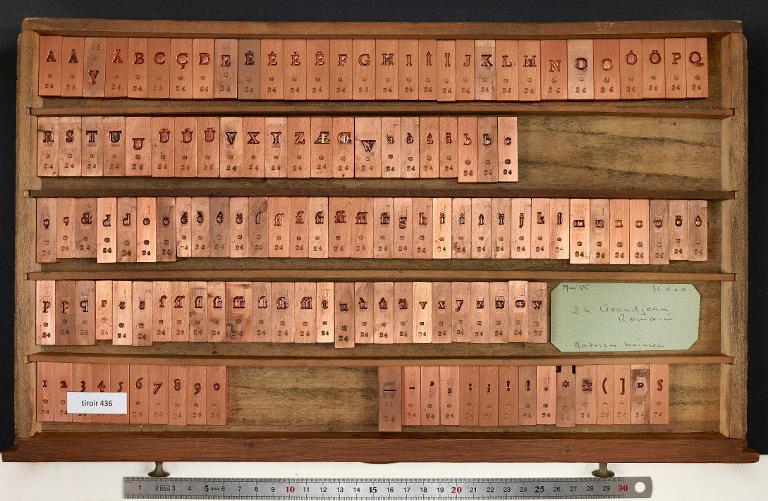 Tiroir de matrices : Grandjean corps 24 , romain