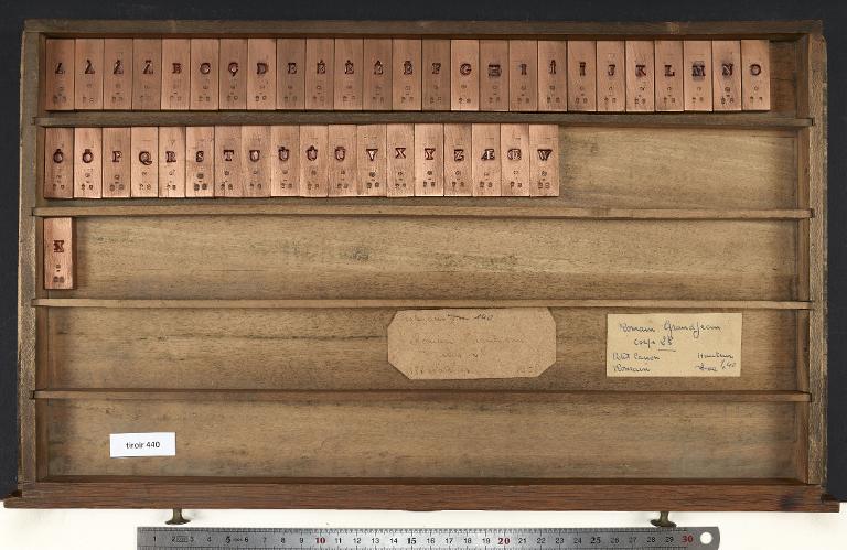 Tiroir de matrices : Grandjean corps 28 , romain