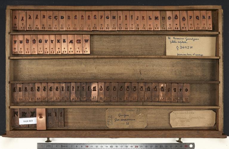 Tiroir de matrices : Grandjean corps 32 , romain