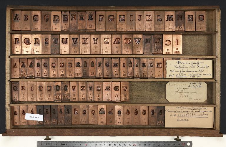 Tiroir de matrices : Grandjean corps 40 , romain