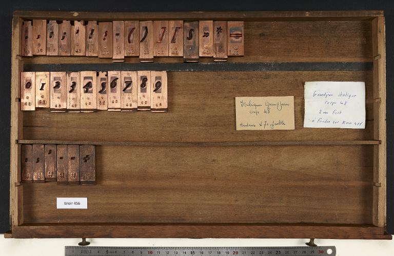 Tiroir de matrices : Grandjean corps 48 , romain