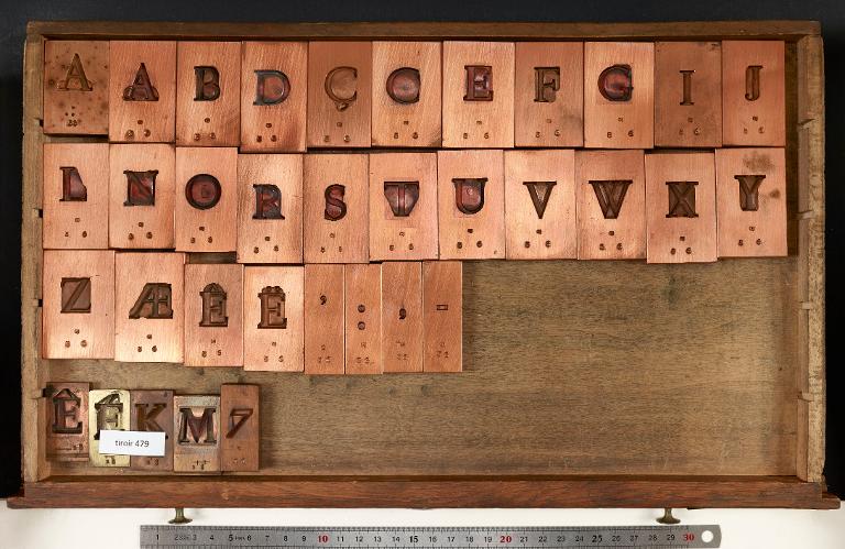 Tiroir de matrices : Grandjean corps 56 , romain , initiale