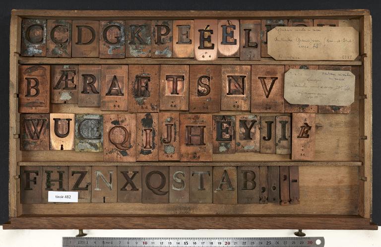 Tiroir de matrices : Grandjean corps 64 , romain , initiale
