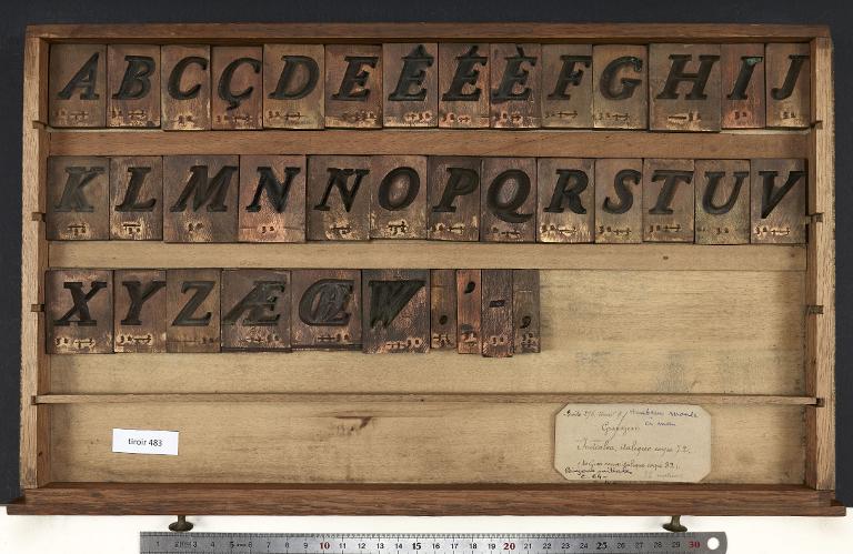 Tiroir de matrices : Grandjean corps 72 , initiale