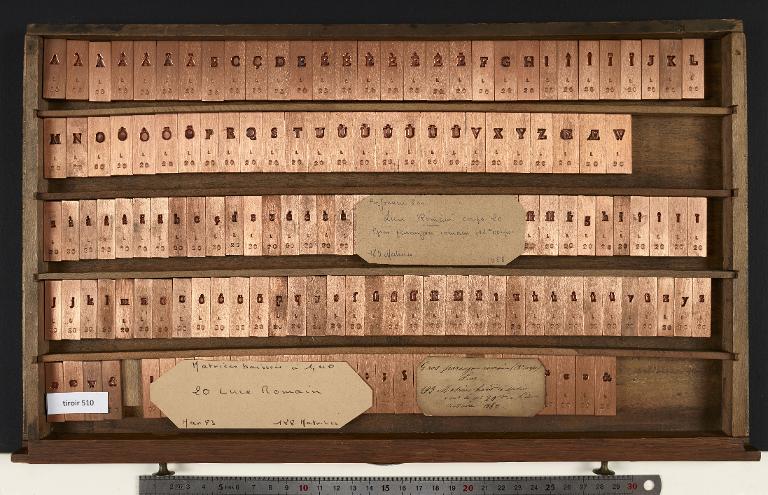 Tiroir de matrices : Luce corps 20 , romain