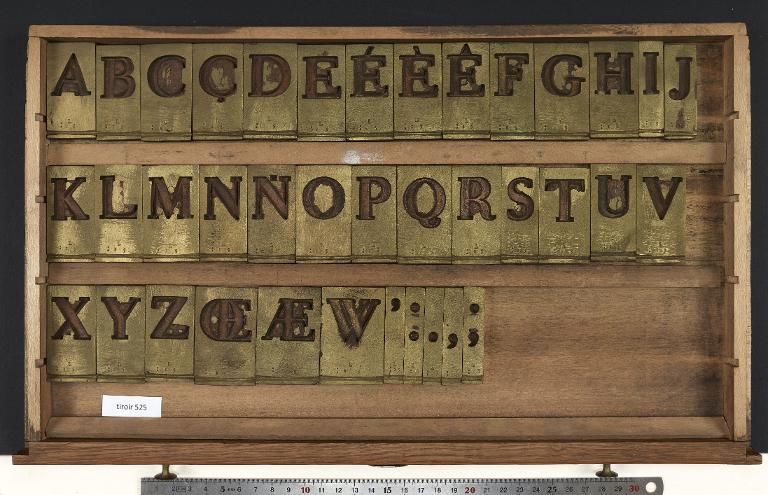 MA.IN.525 : tiroir de matrices - frappe des matrices ; Collection Imprimerie nationale