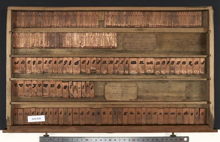 Tiroir de matrices : Luce et bâtarde