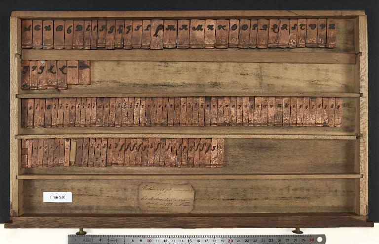 Tiroir de matrices : bâtarde corps 28