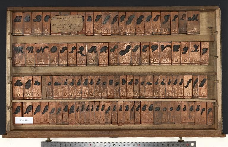 Tiroir de matrices : bâtarde corps 32