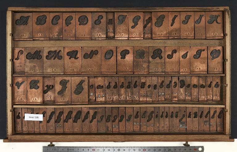 Tiroir de matrices : bâtarde corps 48