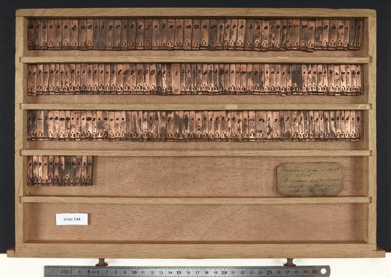 Tiroir de matrices : bâtarde et coulée corps 13