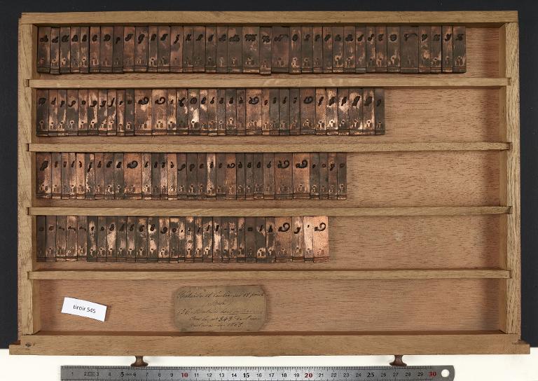 Tiroir de matrices : bâtarde et coulée corps 18
