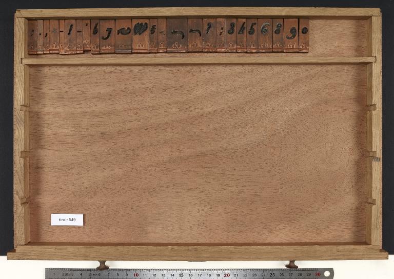 Tiroir de matrices : bâtarde et coulée corps 48