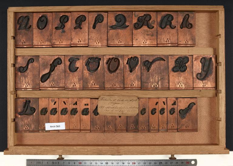 Tiroir de matrices : bâtarde et coulée corps 96
