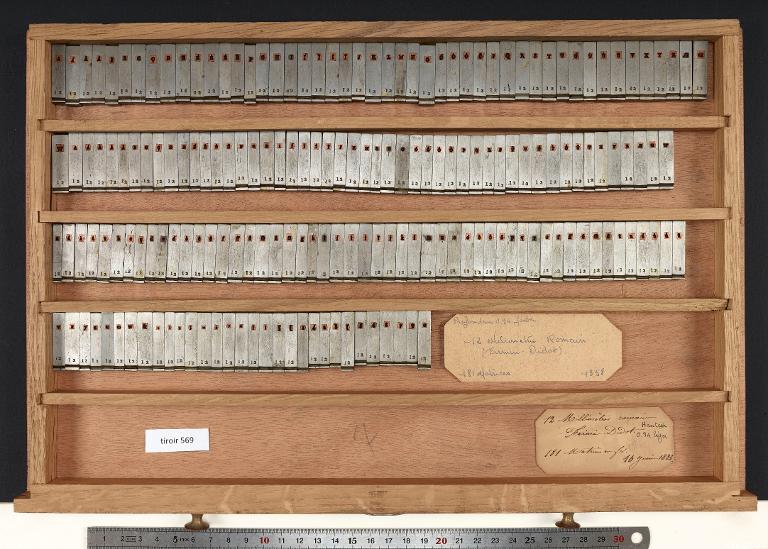Tiroir de matrices : Didot millimétrique corps 12 , romain
