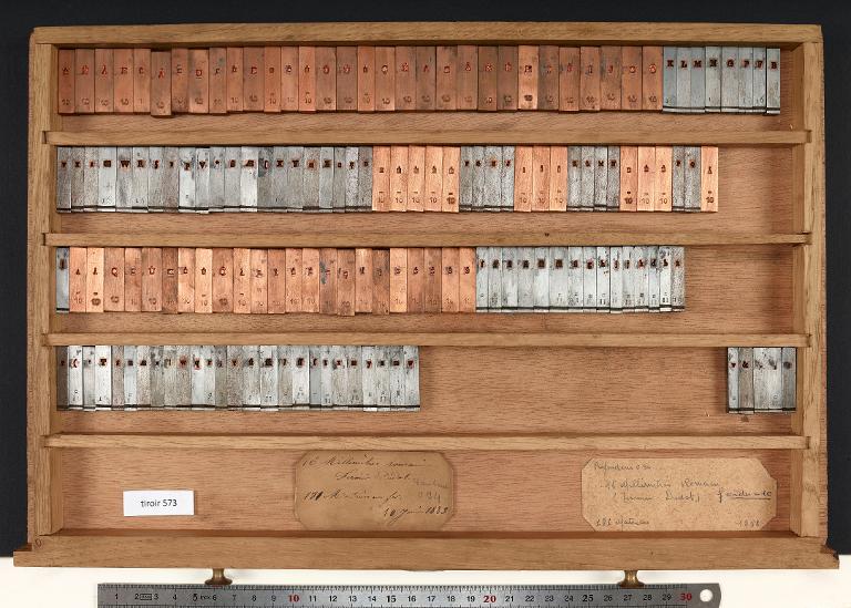 Tiroir de matrices : Didot millimétrique corps 16 , romain