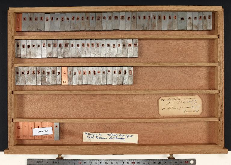 Tiroir de matrices : Didot millimétrique corps 28 , romain