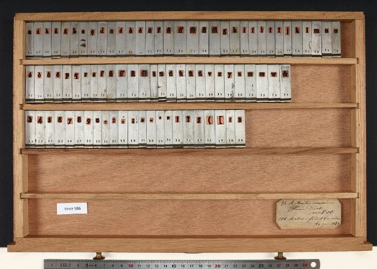 Tiroir de matrices : Didot millimétrique corps 32 , romain