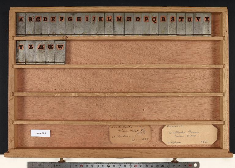 Tiroir de matrices : Didot millimétrique corps 40 , romain