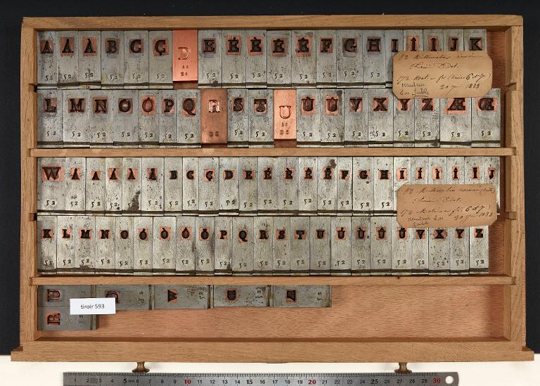 Tiroir de matrices : Didot millimétrique corps 52 , romain