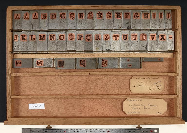 Tiroir de matrices : Didot millimétrique corps 64