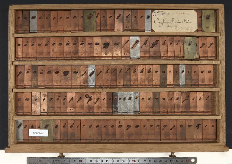 Tiroir de matrices : anglaise Didot corps 36