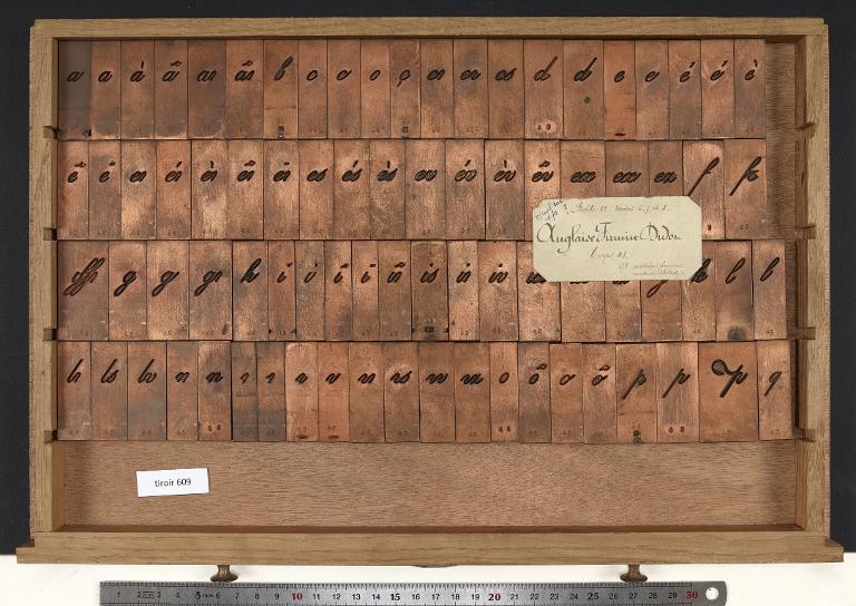 Tiroir de matrices : anglaise Didot corps 48
